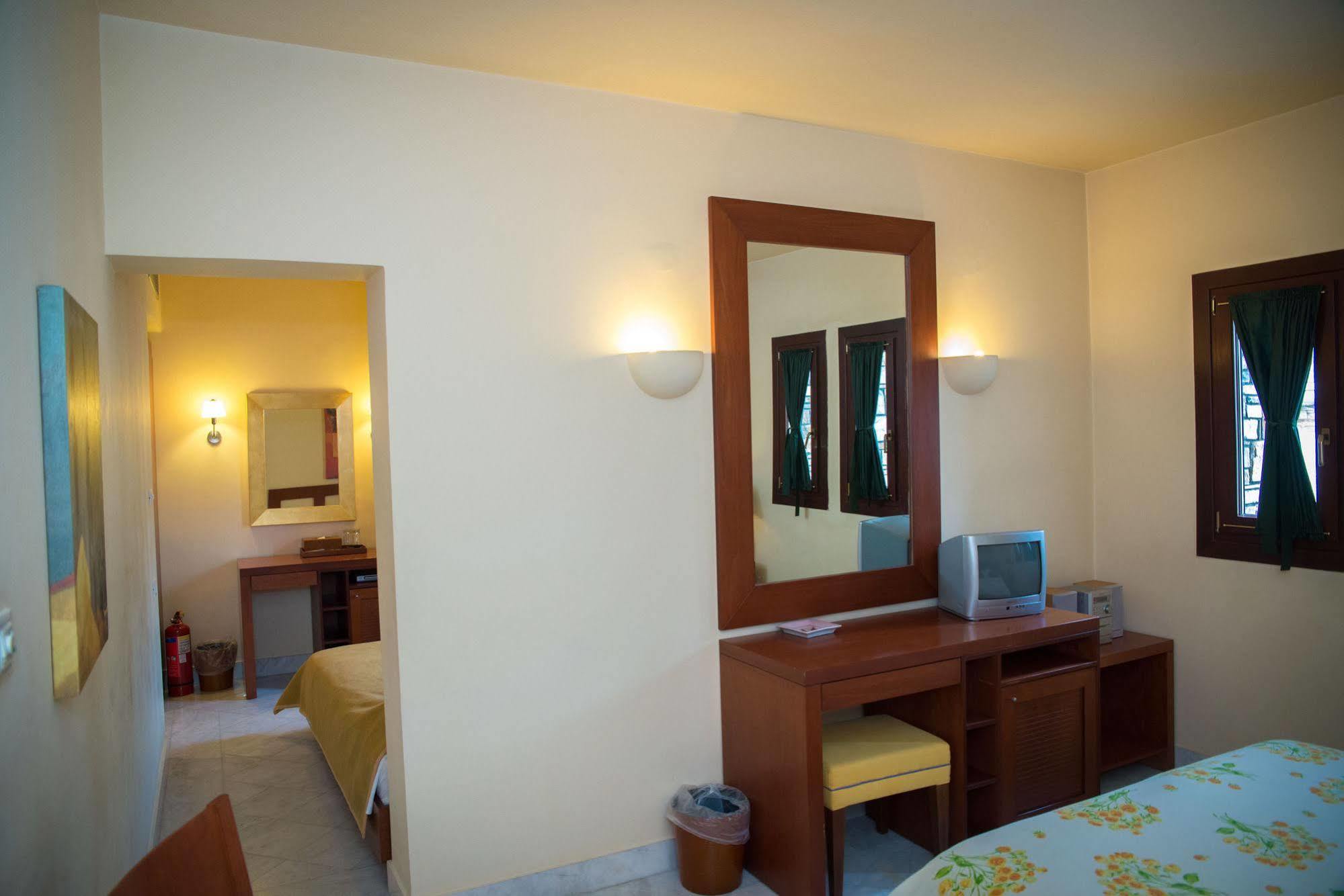 Maritsas Hotel & Suites 波尔塔里亚 外观 照片
